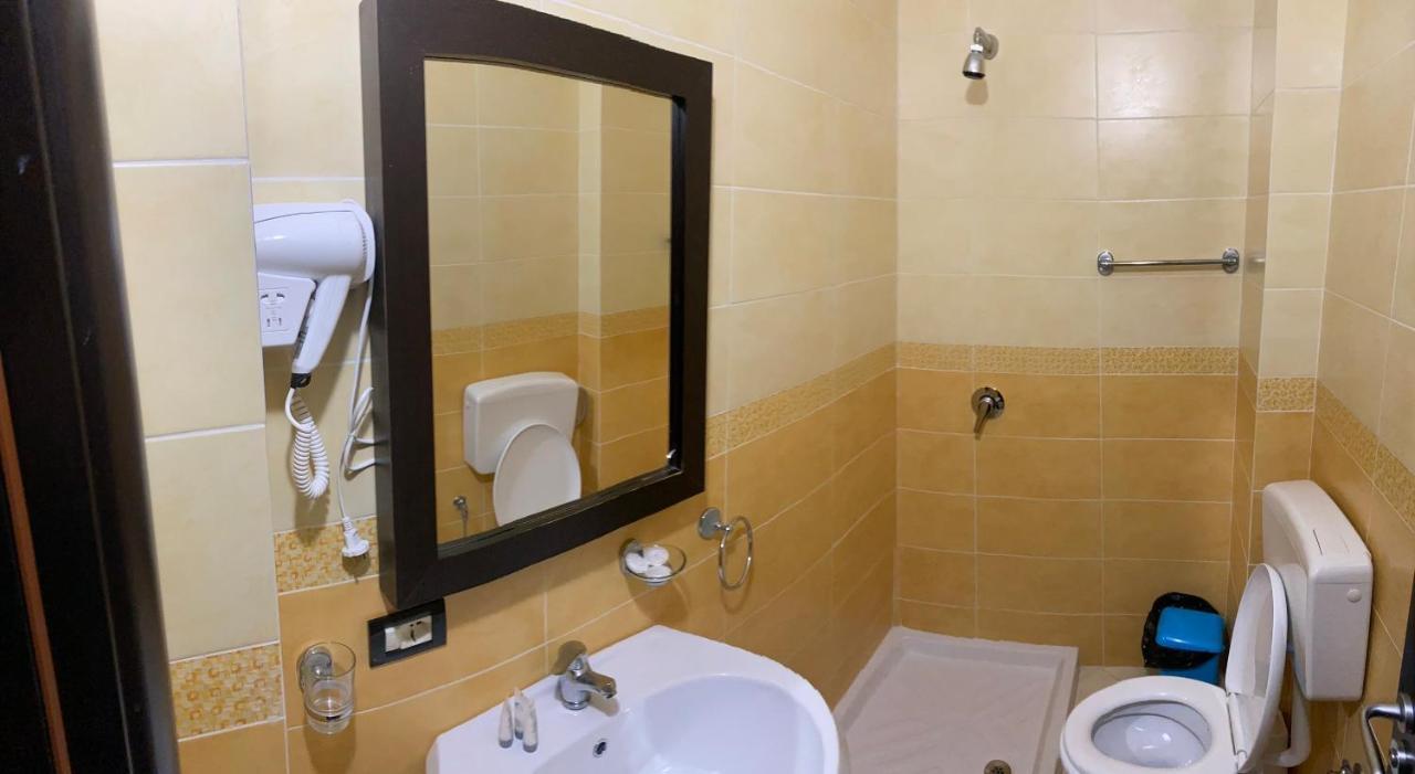 AL Hotel Vlorë Buitenkant foto